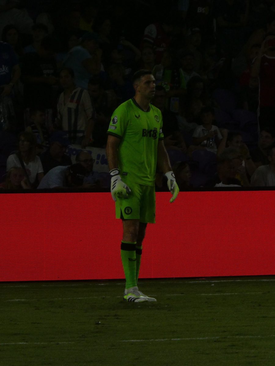 Emiliano Dibu Martinez con la maglia dell Aston Villa