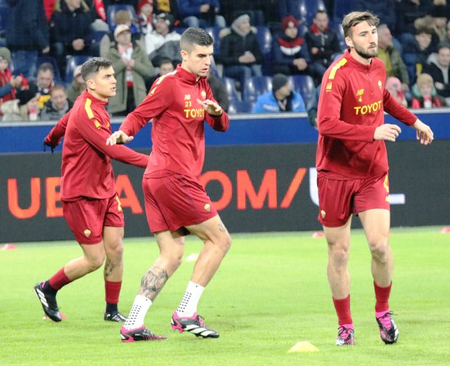 Paulo Dybala e giocatori della Roma in riscaldamento prima di Salisburgo-Roma