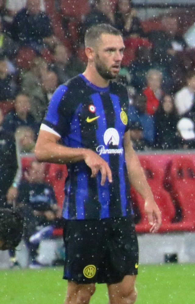 Stefan de Vrij in campo con la maglia dell'Inter