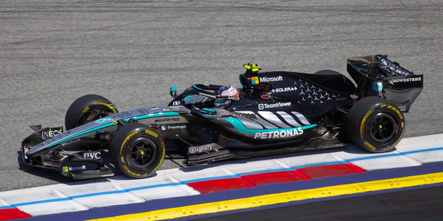 Kimi Antonelli guida la Mercedes W17 nel 2026