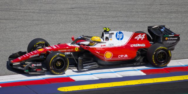 Lewis Hamilton guida la Ferrari SF-26 nel 2026
