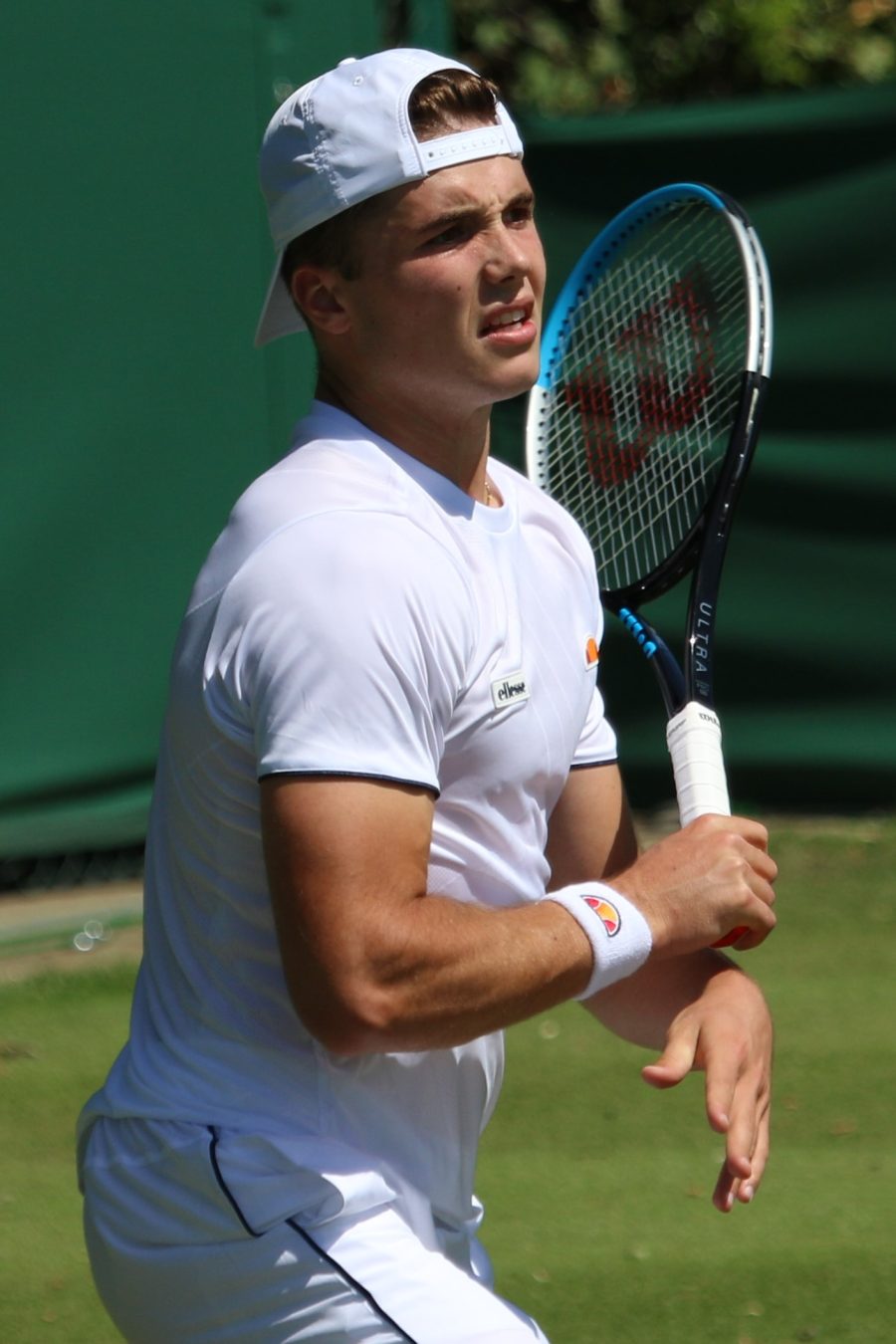 Arthur Fery colpisce una palla sull’erba a Wimbledon