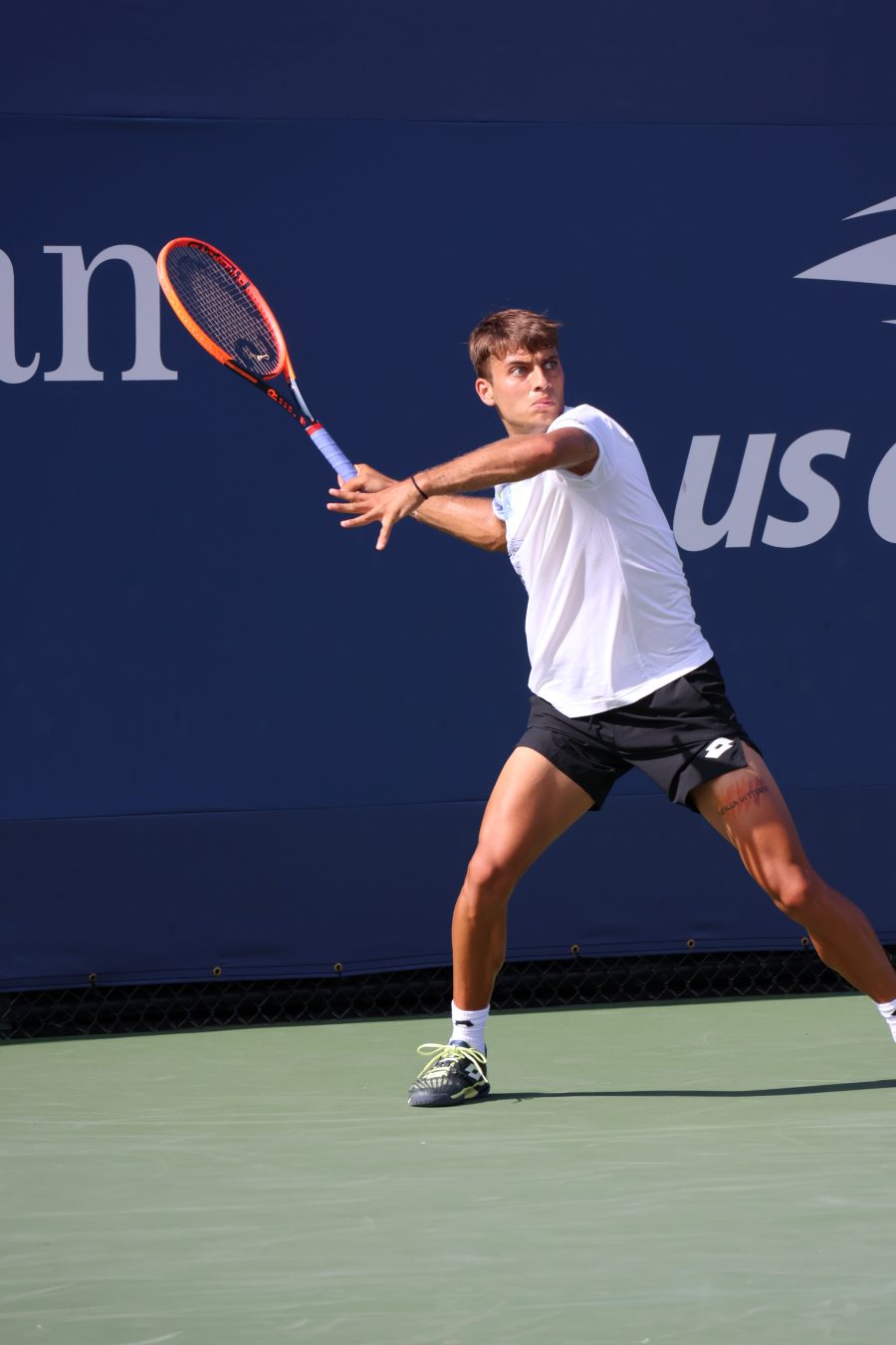 Flavio Cobolli in campo durante un torneo del Grande Slam