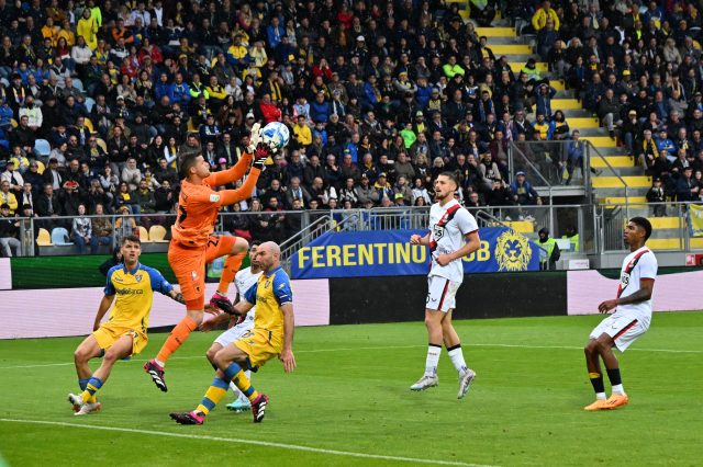 Radu Dragusin in azione con la maglia del Genoa durante una partita di Serie B
