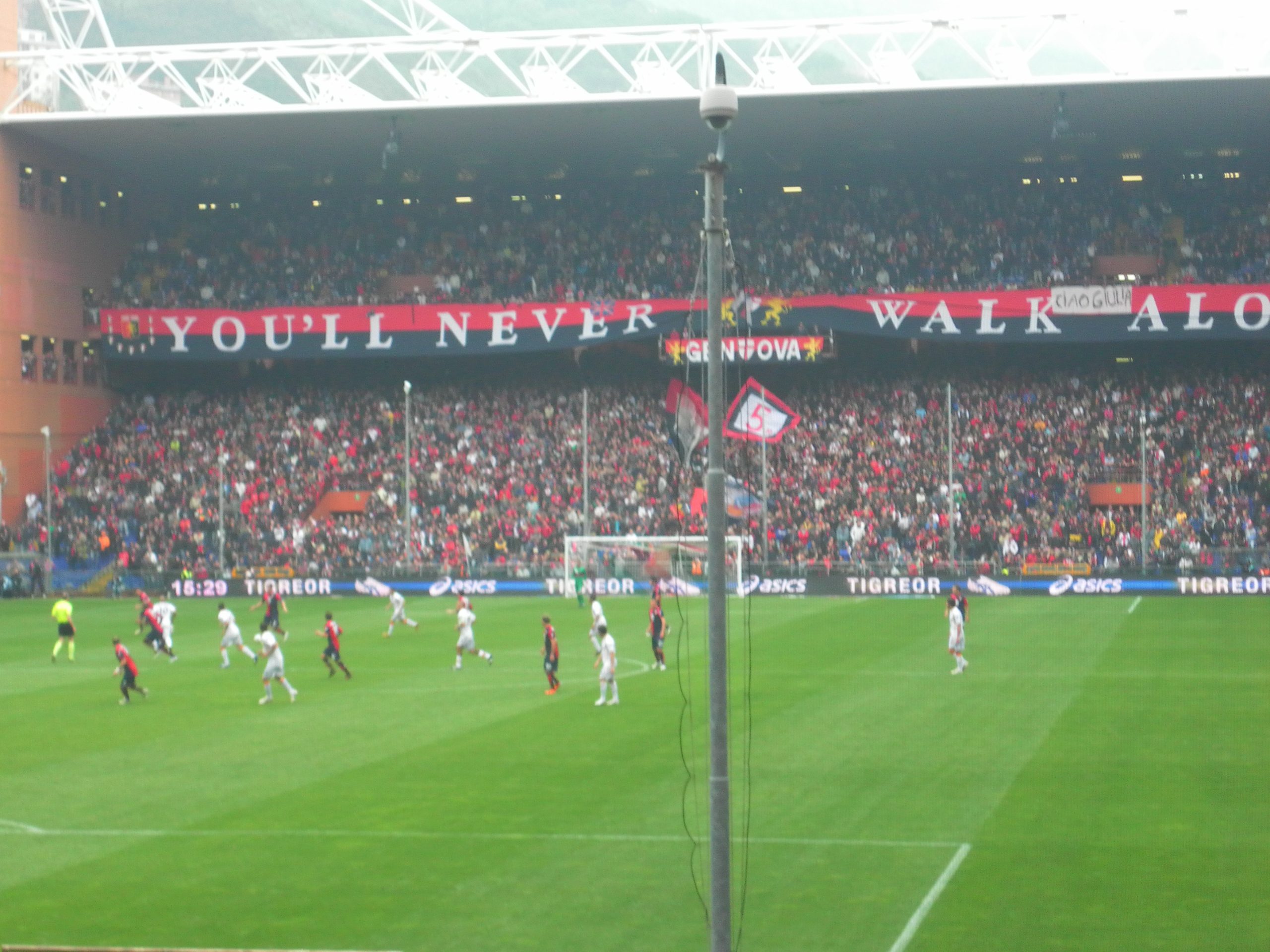 Tifosi del Genoa allo stadio Luigi Ferraris durante una partita