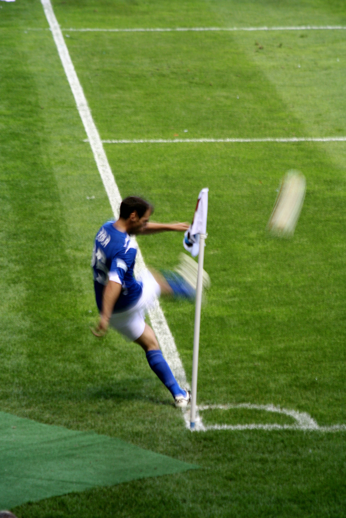 Gianfranco Zola calcia un corner durante Soccer Aid a Old Trafford