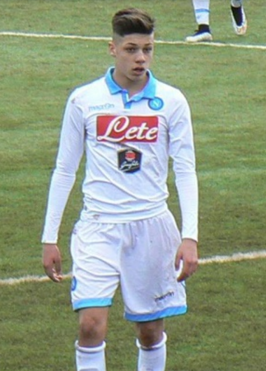 Gianluca Gaetano in campo con la Primavera del Napoli nel 2017