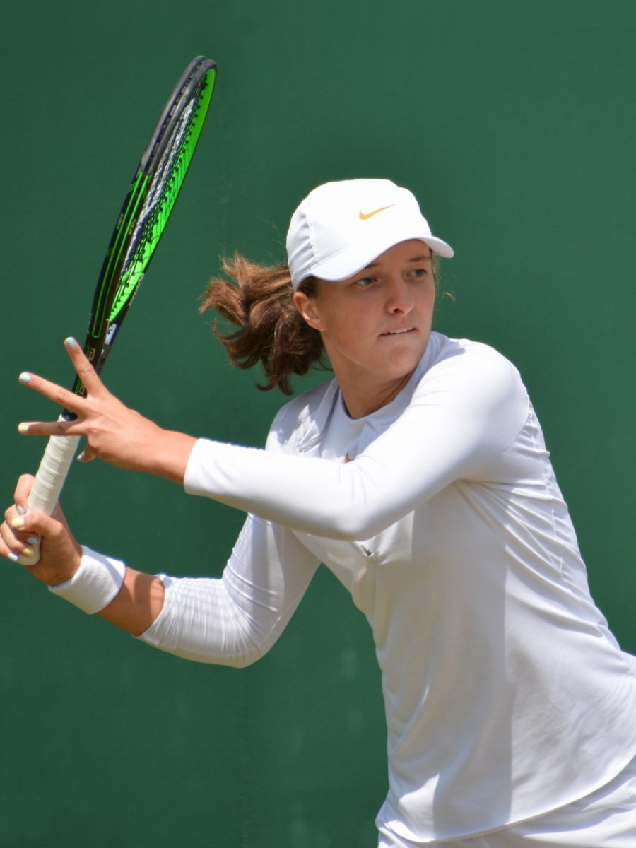 Iga Swiatek colpisce di diritto sull’erba di Wimbledon