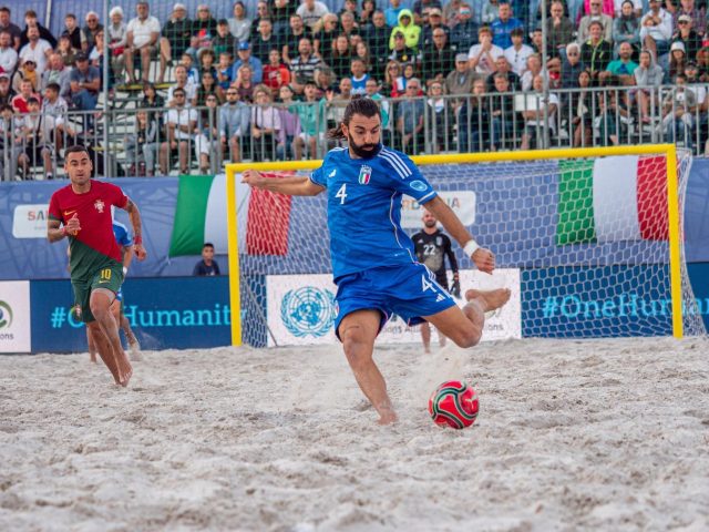 Italia in azione in una partita di beach soccer