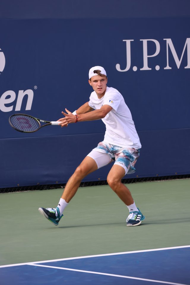 Jakub Mensik durante un match agli US Open 2023