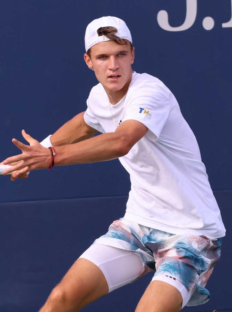 Jakub Mensik durante un match di tennis