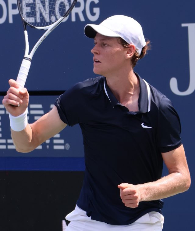 Jannik Sinner durante un match di tennis