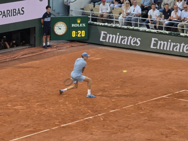 Jannik Sinner in campo durante un match di tennis