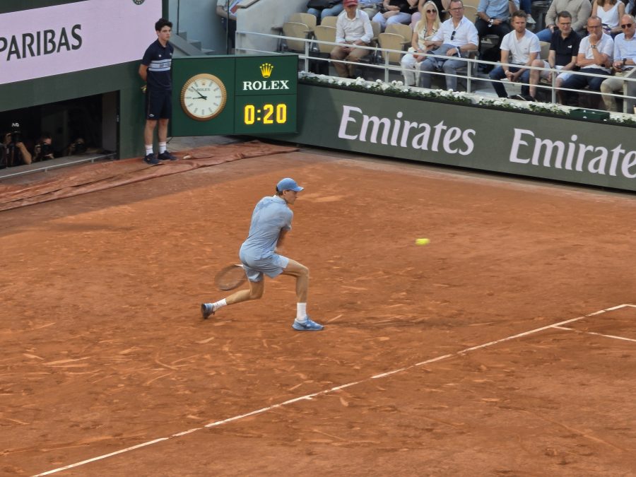 Jannik Sinner in campo durante un match di tennis