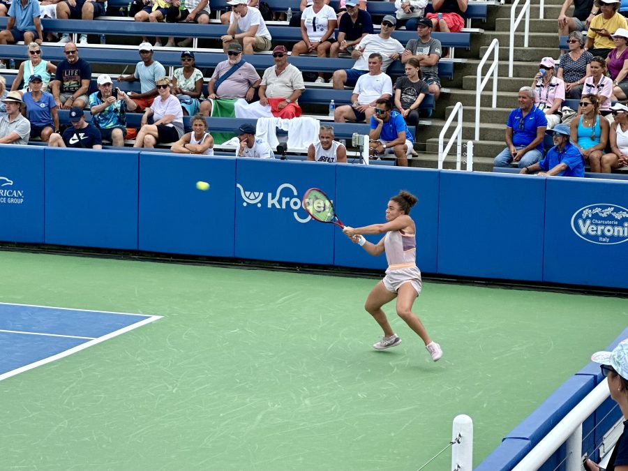 Jasmine Paolini in campo durante un torneo su cemento