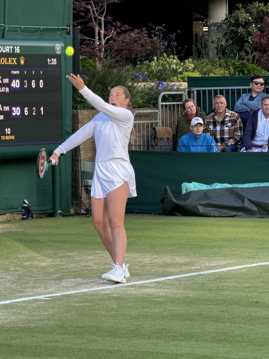 Jelena Ostapenko al servizio sull erba di Wimbledon