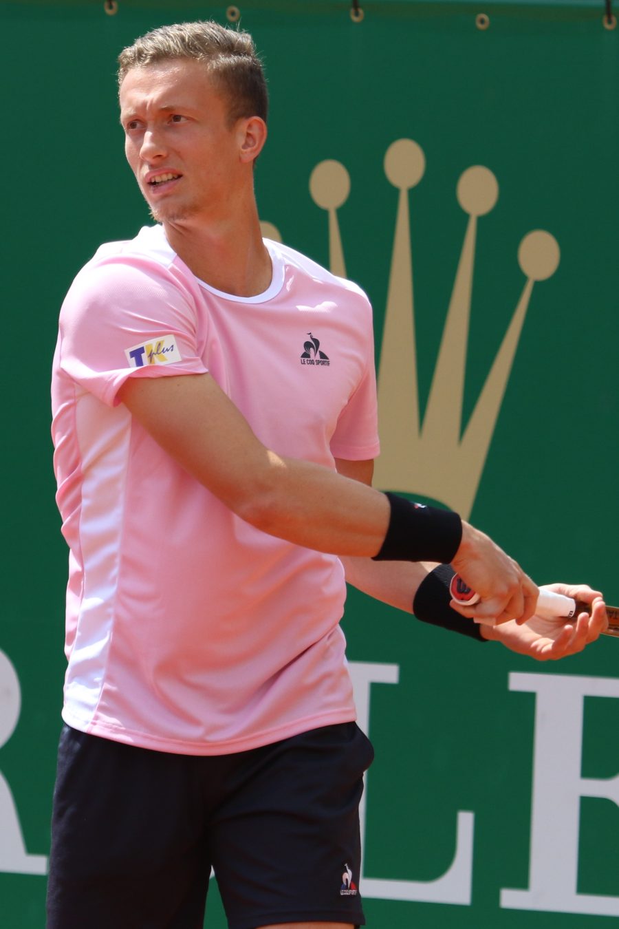 Jiri Lehecka in azione su un campo da tennis