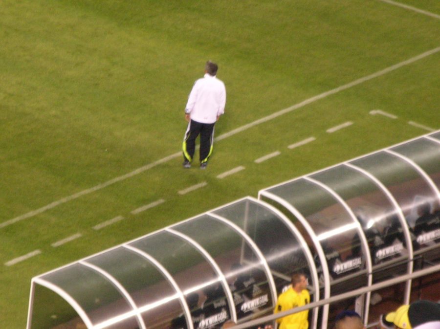 Jose Mourinho sulla panchina del Real Madrid durante un amichevole