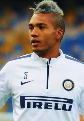 Juan Jesus durante il riscaldamento prima di una partita europea