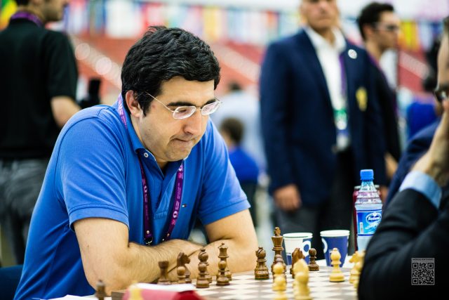 Vladimir Kramnik seduto durante una competizione di scacchi