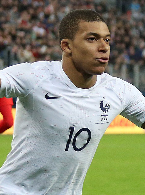 Kylian Mbappé esulta con la maglia della Francia