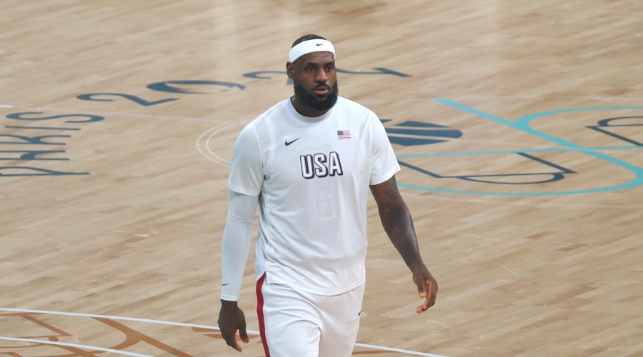 LeBron James in campo con la nazionale degli Stati Uniti