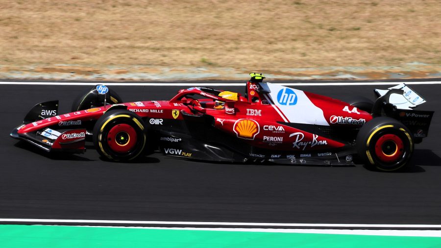Lewis Hamilton guida la Ferrari SF-25 in una sessione di prove libere