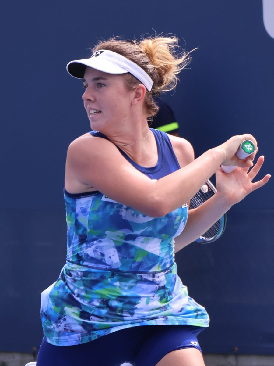Linda Noskova in azione durante un match