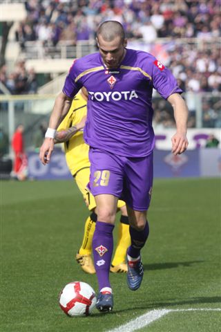 Lorenzo De Silvestri con la maglia della Fiorentina in una foto d archivio