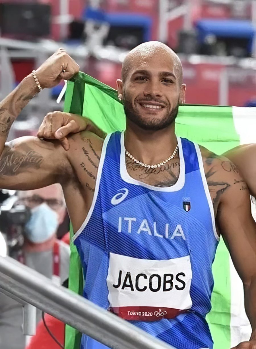 Marcell Jacobs dopo l'oro olimpico nei 100 metri a Tokyo