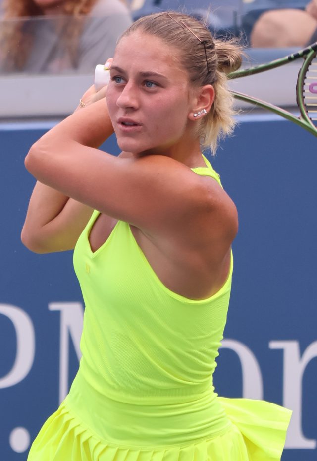 Marta Kostyuk in azione durante un match