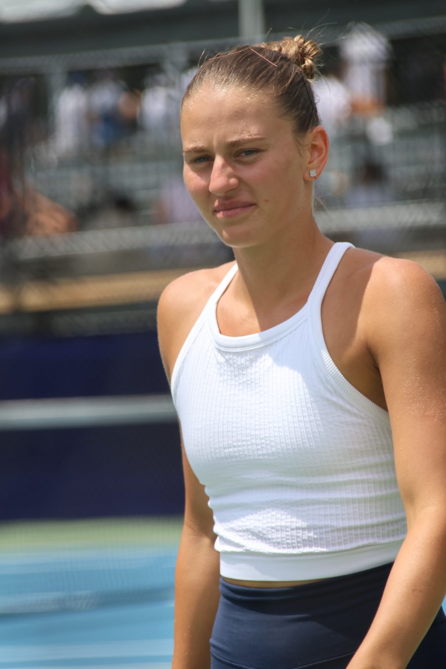 Marta Kostyuk in campo durante un torneo WTA