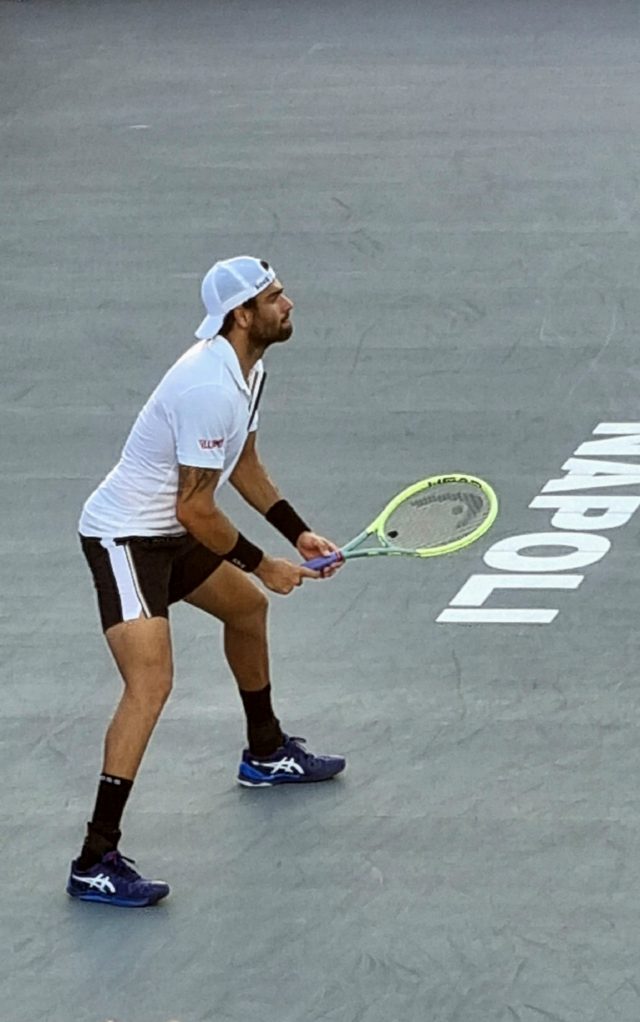 Matteo Berrettini in campo durante un torneo sull'erba