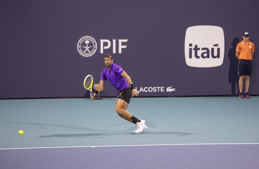Matteo Berrettini in campo durante un match di tennis