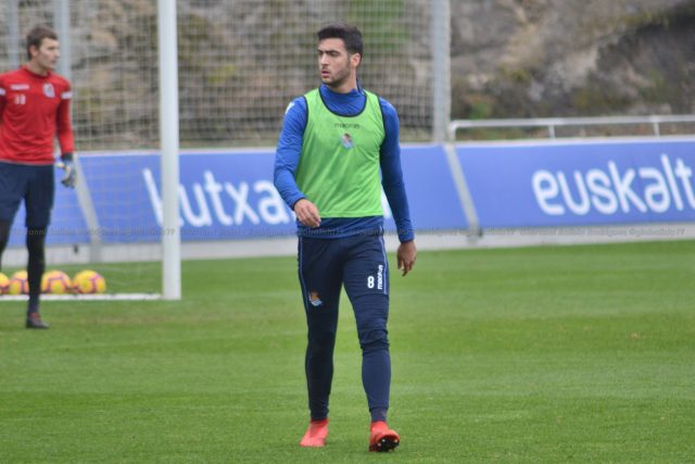 Mikel Merino in campo con la maglia della Real Sociedad