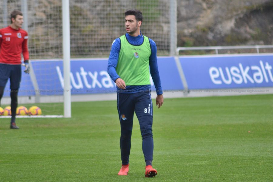 Mikel Merino in campo con la maglia della Real Sociedad