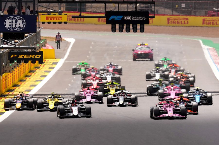 Gabriele Minì davanti a Nikola Tsolov nella Sprint Race di Formula 2 a Silverstone