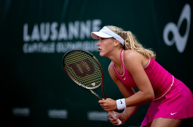 Mirra Andreeva in campo durante un torneo WTA
