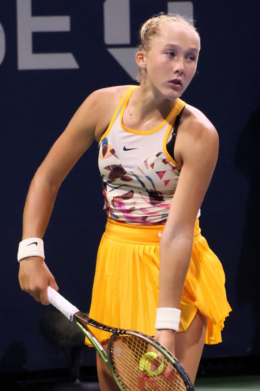 Mirra Andreeva durante un match di tennis
