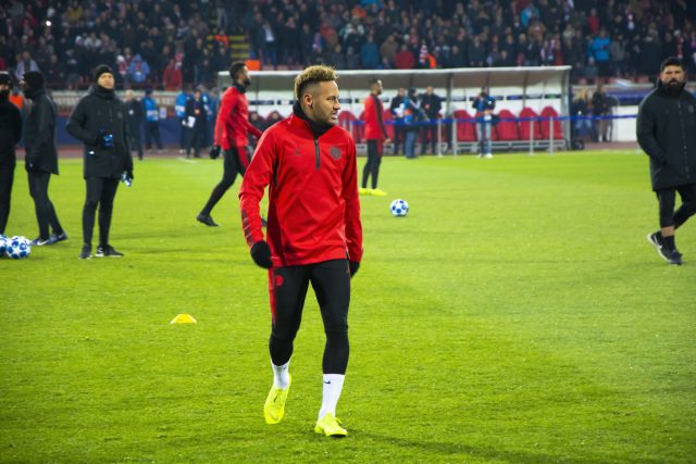 Neymar con la maglia del Brasile durante una partita internazionale