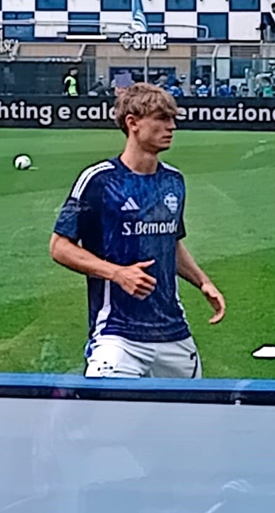 Nico Paz con la maglia del Como 1907 prima di una partita di Serie A