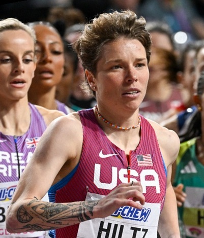 Nikki Hiltz durante una gara di mezzofondo
