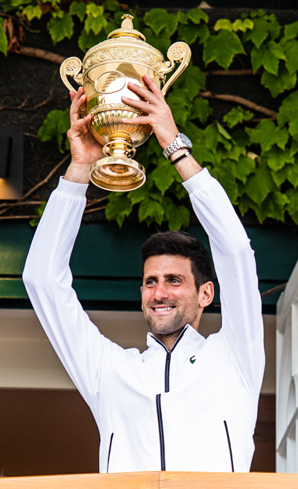 Novak Djokovic con il trofeo di Wimbledon