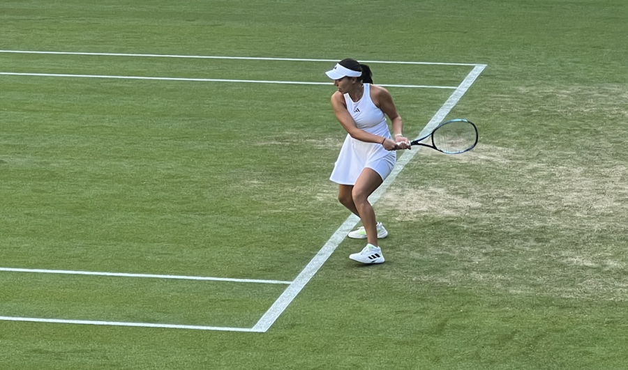 Jessica Pegula colpisce un rovescio a Wimbledon