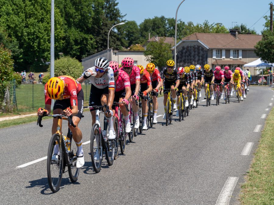 Il gruppo del Tour de France in azione durante una tappa di montagna