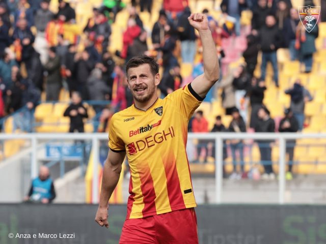 Ylber Ramadani con la maglia del Lecce
