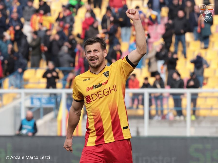 Ylber Ramadani con la maglia del Lecce