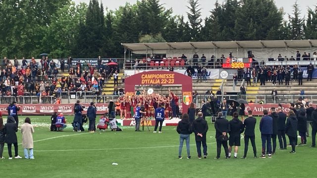 Roma Women in festa durante una premiazione al Tre Fontane
