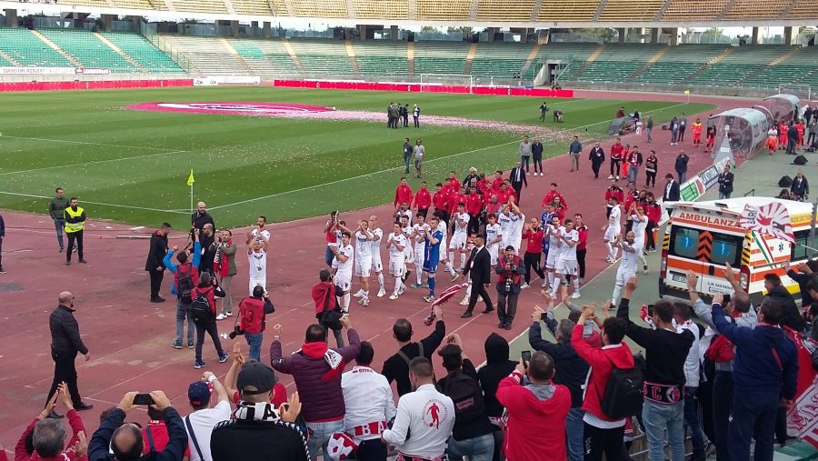 Tifosi del Bari al San Nicola durante i festeggiamenti del 2019