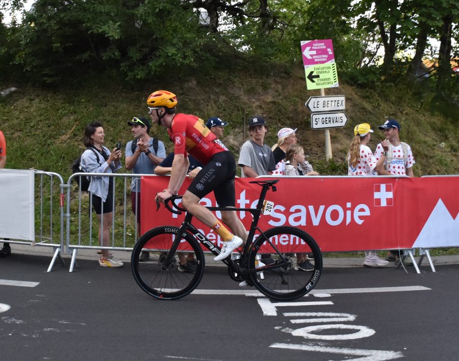 Soren Waerenskjold in azione al Tour de France con la maglia Uno-X